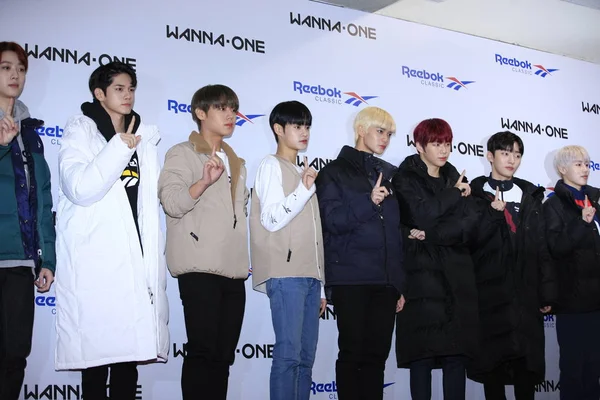 Участники Южнокорейской Бойз Группы Wanna One Приняли Участие Рекламном Мероприятии — стоковое фото
