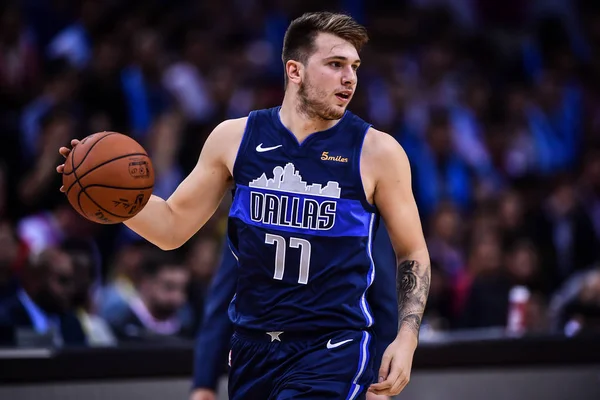 Luka Doncic Dallas Mavericks Dribblar Mot Philadelphia 76Ers Shenzhen Matchen — Stockfoto