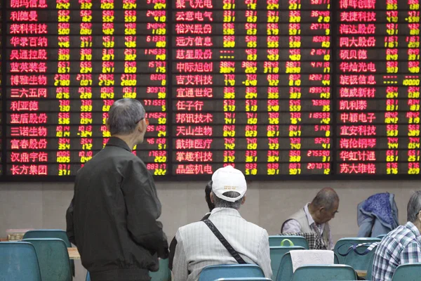 Chinese Investors Talk Front Electronic Display Showing Prices Shares Red — Stock Photo, Image