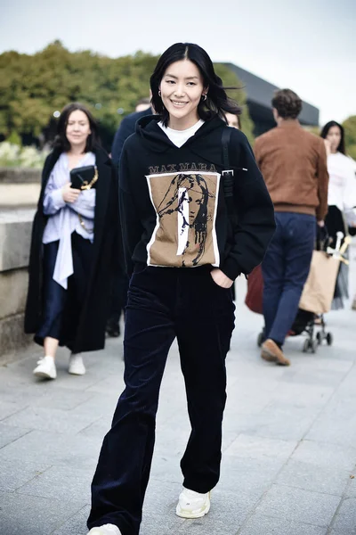 Das Chinesische Model Liu Wen Kommt Zur Max Mara Modenschau — Stockfoto