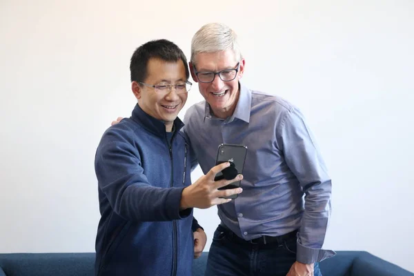 Tim Cook Ceo Apple Inc Derecha Zhang Yiming Ceo Bytedance — Foto de Stock