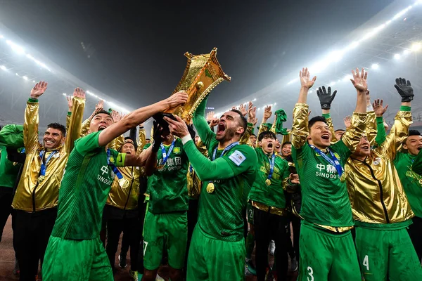 Los Jugadores Beijing Sinobo Guoan Celebran Trofeo Después Ganar Copa — Foto de Stock