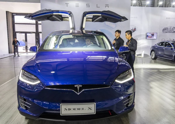 Pessoas Olham Para Carro Elétrico Tesla Model Exposição Durante Uma — Fotografia de Stock