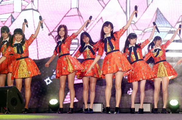Členové Skupiny Tchajwanských Idol Dívka Akb48 Tým Provádět Během Koncertu — Stock fotografie