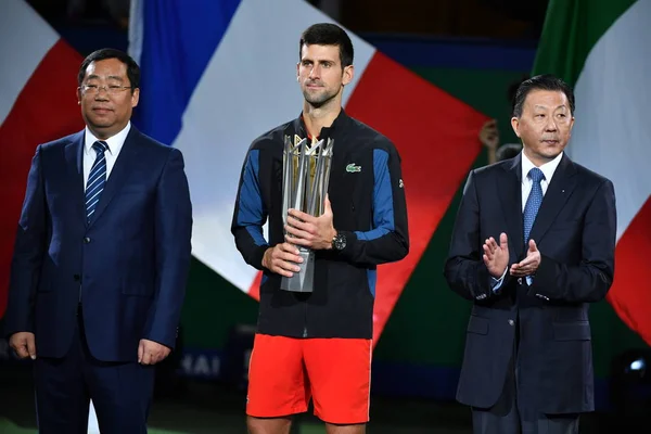 Novak Djokovic Serbien Centrera Poser Med Sin Champion Trophy Efter — Stockfoto