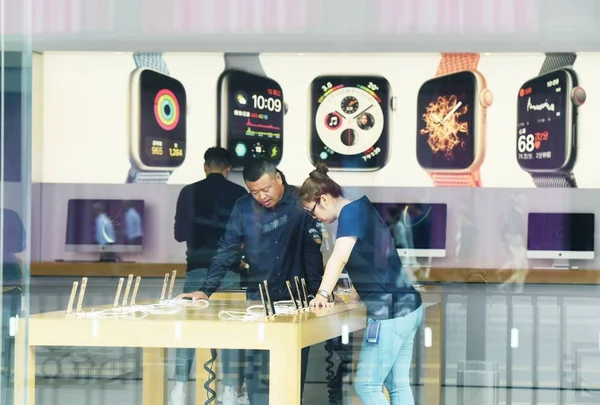 Les Clients Chinois Essaient Nouveaux Smartphones Iphone Dans Apple Store — Photo