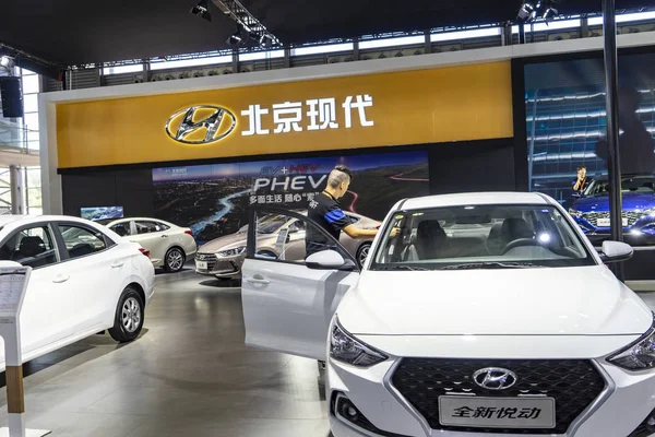 Gente Visita Stand Beijing Hyundai Motor Durante Una Exposición Shanghai — Foto de Stock