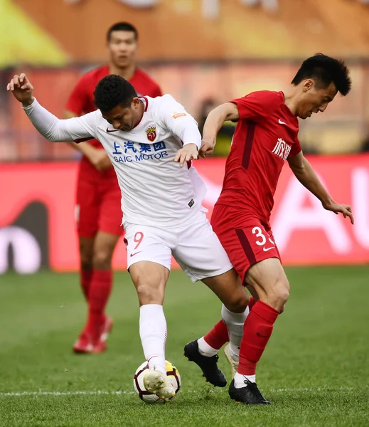 Futbolista Brasileño Elkeson Izquierda Shanghai Sipg Pasa Pelota Contra Jugador —  Fotos de Stock