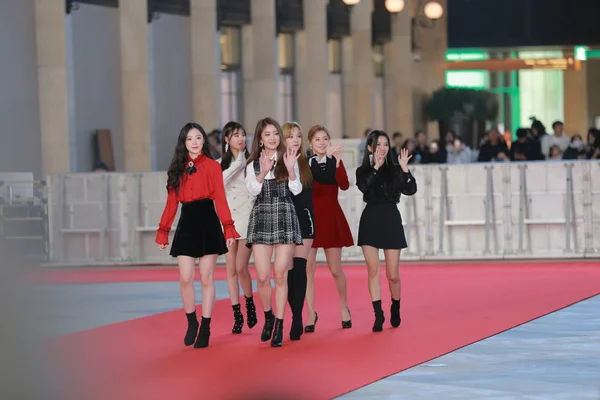 Medlemmar Sydkoreansk Flicka Grupp Jag Dle Utgör När Anländer Röda — Stockfoto