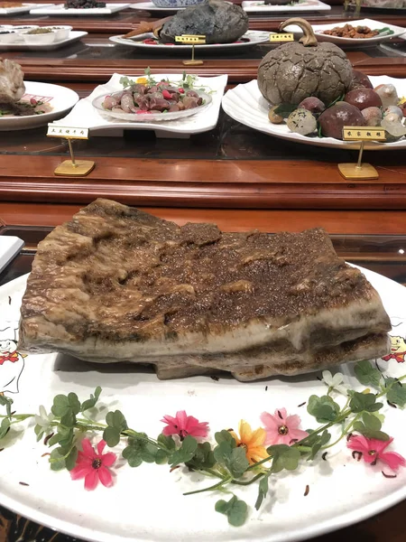 2018年10月16日 中国西北新疆维吾尔自治区哈米市的奇石博物馆展出了类似盛宴的五颜六色的石头 — 图库照片