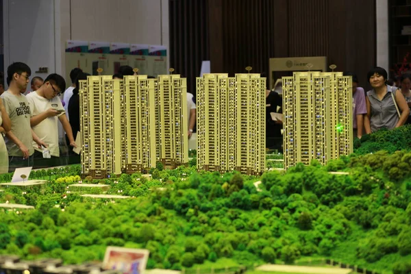 구매자는 중부의 후베이 부동산에서 부동산 프로젝트의 모델을 2018 — 스톡 사진