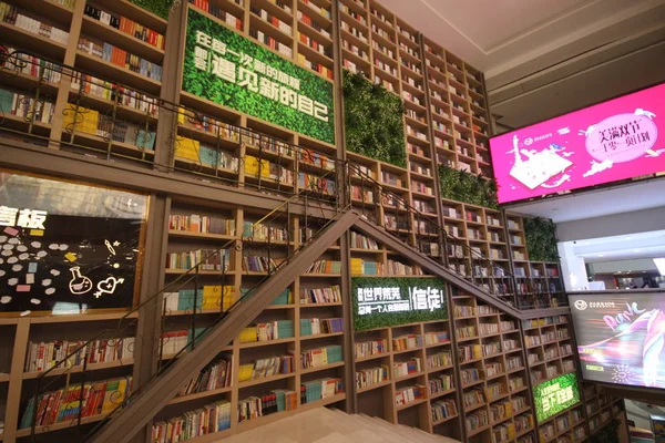 Książki Metrowej Ściany Tworzą Tysiące Książek Półkach Centrum Handlowym Chongqing — Zdjęcie stockowe