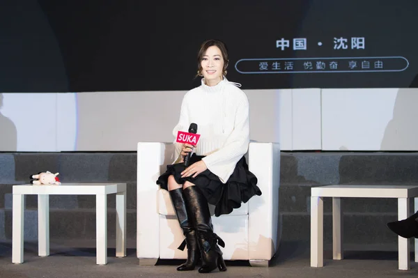 香港の女優余詩曼国内ビスケット ブランド 2018 日の中国北東部の遼寧省瀋陽市でスカのプロモーション イベントに出席します — ストック写真