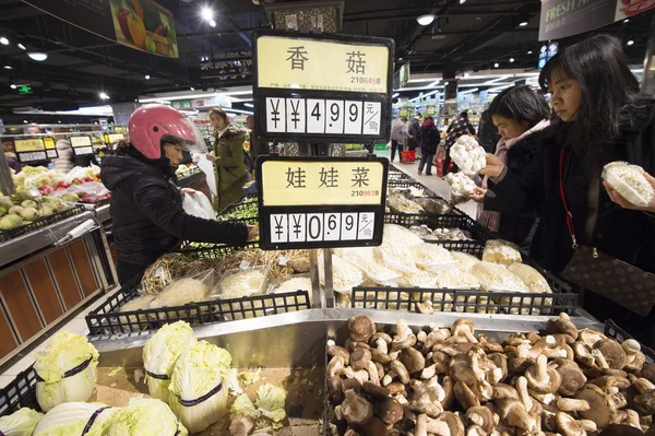 Clientes Compran Verduras Supermercado Ciudad Nantong Provincia Jiangsu Este China — Foto de Stock