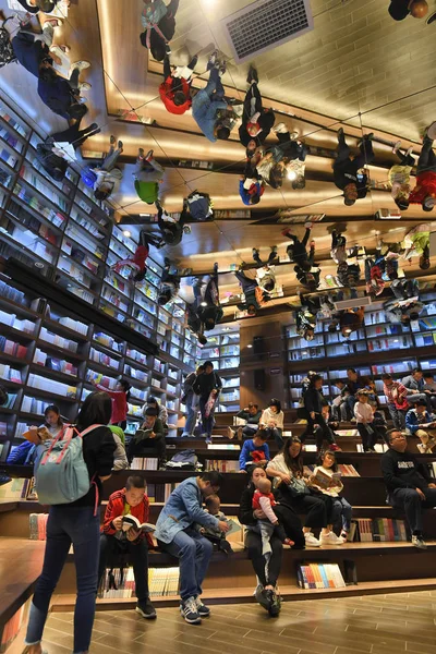 Clientes Lêem Livros Livraria Zhongshuge Inspirados Pelos Moradores Locais Devido — Fotografia de Stock