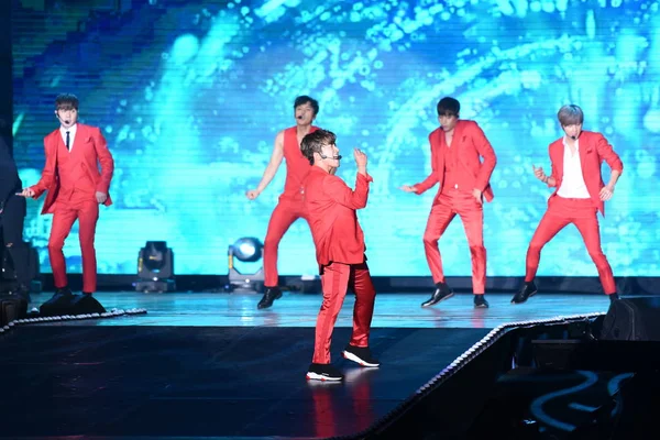 Mitglieder Der Südkoreanischen Boyband Shinhwa Treten Während Des Konzerts Zum — Stockfoto