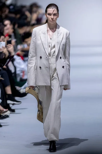 Model Wyświetla Nowe Stworzenie Pokaz Mody Immi Podczas 2019 Shanghai — Zdjęcie stockowe