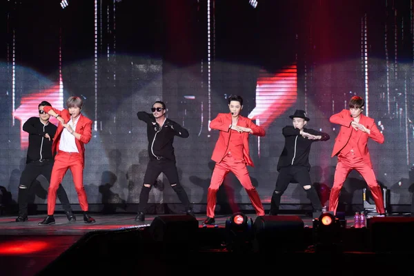 Membros Boy Band Sul Coreana Shinhwa Apresentam Durante Concerto Turnê — Fotografia de Stock