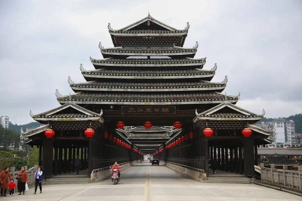 Les Résidents Locaux Marchent Sur Sanjiang Fengyu Qiao Pont Spécial — Photo