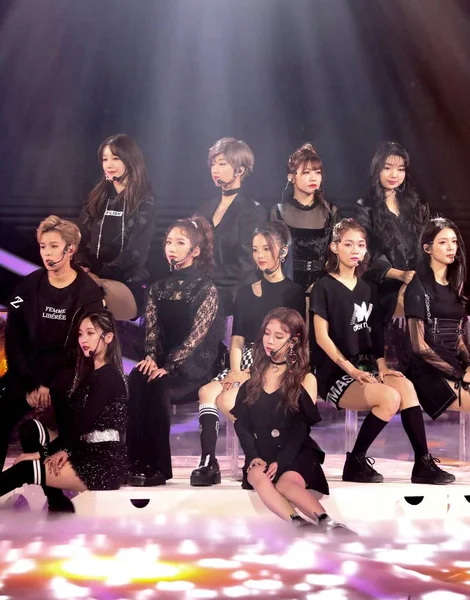Členové Skupiny Čínských Idol Dívka Rocket Girls 101 Provádět Super — Stock fotografie