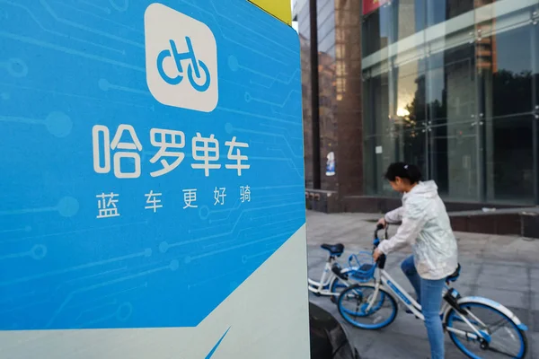 Ciudadano Monta Una Bicicleta Del Servicio Chino Bicicletas Compartidas Hellobike — Foto de Stock