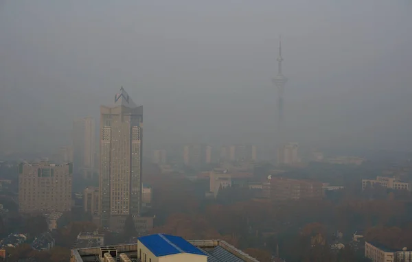 Edificios Gran Altura Rascacielos Ven Vagamente Fuerte Smog Ciudad Nanjing —  Fotos de Stock