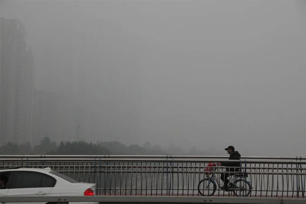 Ciclista Que Lleva Una Máscara Facial Contra Contaminación Del Aire — Foto de Stock