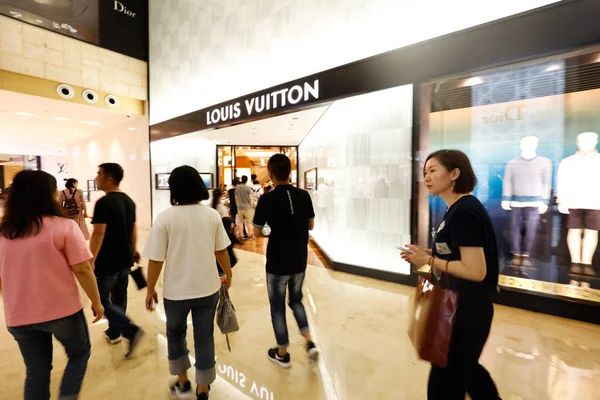 Kunder Går Förbi Boutique Louis Vuitton Ett Köpcentrum Nanjing City — Stockfoto