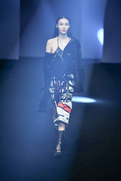 Modell Visar Skapelse Modevisning Audiq2L Chi Zhang Den Kina Fashion — Stockfoto