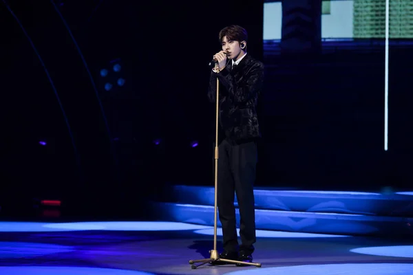 Şarkıcı Rapçi Cai Xukun Çinli Çocuk Grubunun Yüzde Dokuz Gerçekleştirir — Stok fotoğraf