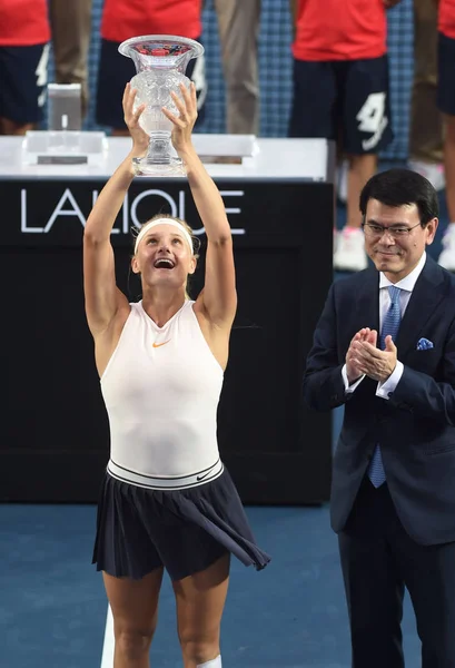 2018年10月14日 在中国香港举行的2018年世界网球公开赛上 乌克兰选手达亚娜 亚斯特雷姆斯卡在女单最后一场比赛中击败中国选手王强 摆出了她的奖杯 — 图库照片