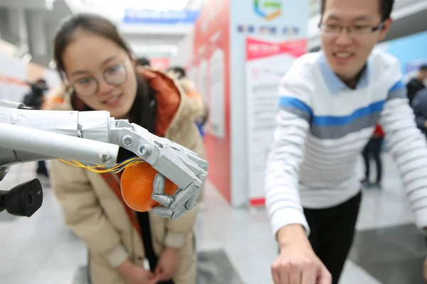 Studenti Univerzity Představují Bionickou Ruku Robotiky Během První Čínské Univerzity — Stock fotografie