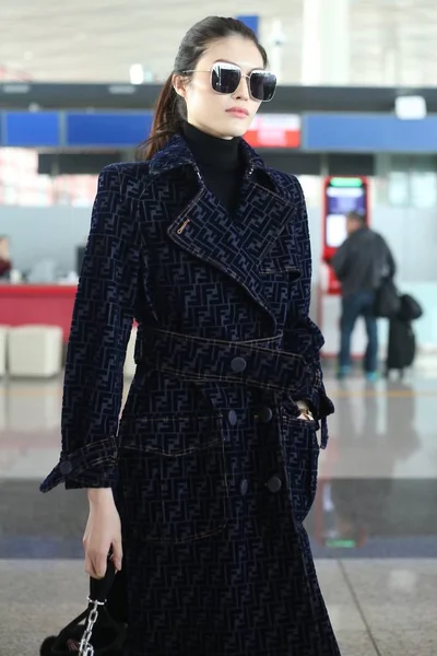 Chinese Supermodel Hij Sui Arriveert Bij Beijing Capital International Airport — Stockfoto