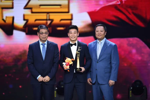 Jogador Futebol Chinês Lei Shanghai Sipg Recebe Troféu Para Prêmio — Fotografia de Stock