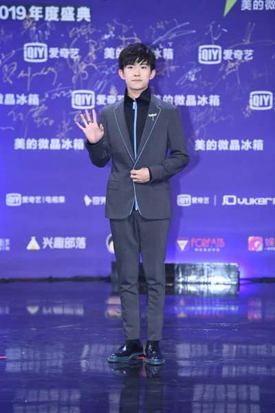 Τραγουδιστής Jackson Yee Yangqianxi Της Ομάδας Κινέζικο Αγόρι Tfboys Φτάνει — Φωτογραφία Αρχείου