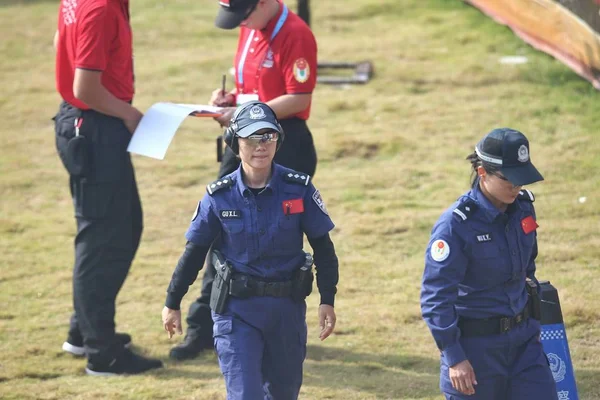 中国警察参加了2018年11月14日在中国南方广东省佛山市举行的第二届 Usip 世界警察局手枪射击比赛 — 图库照片