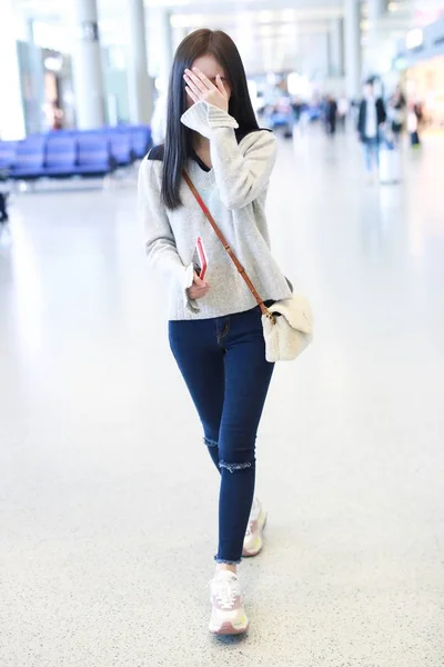 Китайская Певица Актриса Цзю Цзинъи Прибыла Шанхайский Международный Аэропорт Хунцяо — стоковое фото