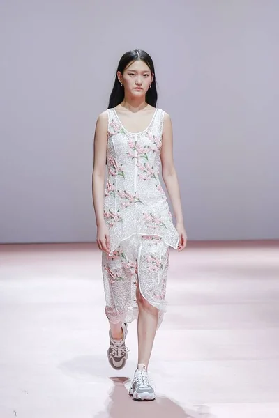 Modell Visar Skapelse Modevisning Doublove Shanghai Fashion Week Vår Sommar — Stockfoto