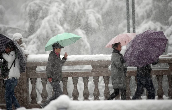 Voetgangers Lopen Sneeuw Urumqi City Noordwest China Xinjiang Uygur Autonome — Stockfoto
