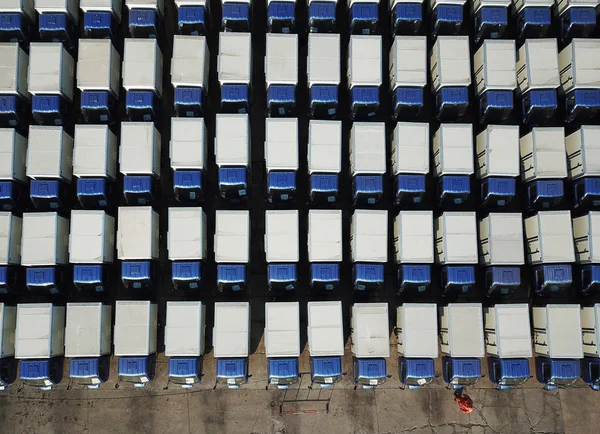 2018년 10월 31일 장쑤성 랴오닝강시의 랴오닝강항에 수출할 차량이 전시되어 — 스톡 사진