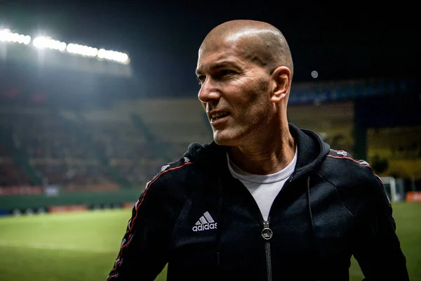 Superstar Francuski Piłkarz Trener Zinedine Zidane Uczęszcza Meczu Start Adidas — Zdjęcie stockowe