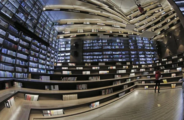 Πελάτες Διαβάστε Βιβλία Στο Βιβλιοπωλείο Zhongshuge Εμπνευσμένη Από Ντόπιους Κατοίκους — Φωτογραφία Αρχείου
