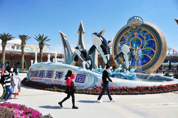Tourists Visit Haichang Ocean Park Its Trial Operation Shanghai China — Stock Photo, Image