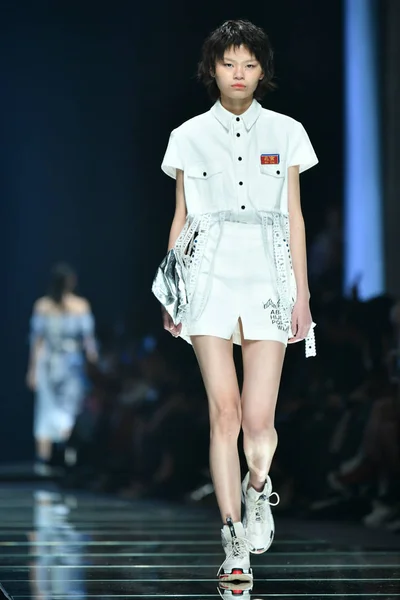 Modell Visar Skapelse Modevisning Vii Den Kina Fashion Week Vår — Stockfoto