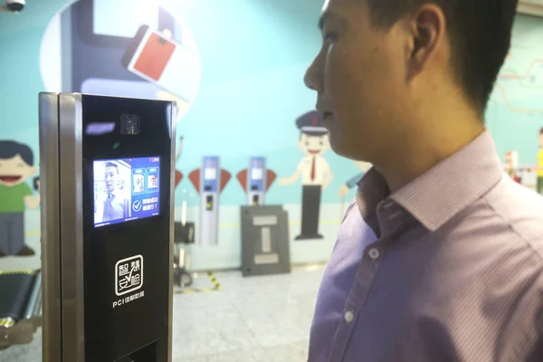 Passenger Has His Face Scanned Face Recognition System Buy Subway — Stock Photo, Image