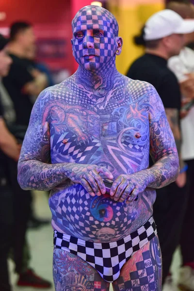 Bintang Tamu Freakshow Amerika Serikat Matt Gone Berpose Selama Tattoo — Stok Foto