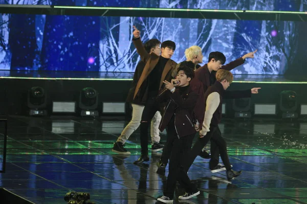 Miembros Boy Band Surcoreana Ikon Tocan Durante Concierto Mbn Hero —  Fotos de Stock