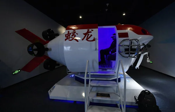 2018年10月19日 中国東部江西省南昌市にある世界最大のVrテーマパークであるSoreal Vr遊園地で 中国の有人深海潜水艦 Jiaolong のモデルでVrデバイスを試す訪問者が試みる — ストック写真