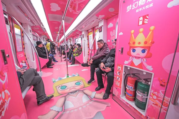 Passagiers Nemen Een Metro Versierd Met Molly Fantasy Advertenties Tianjin — Stockfoto