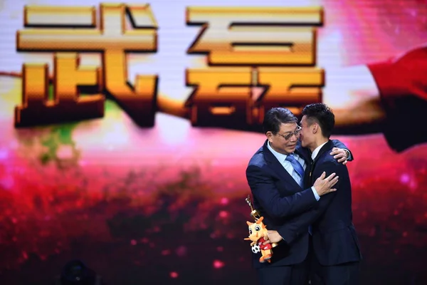 Kinesisk Fotbollsspelare Lei Shanghai Sipg Mottar Trofén För Utmärkelsen Top — Stockfoto